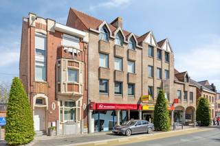Ben je op zoek naar een appartement op een centrale locatie, op wandelafstand van winkels, scholen en openbaar vervoer?<br />Dan is dit appartement in het hart van Kruibeke zeker een bezoek waard.<br /><br />De voorbije jaren werd het appartement grondig opgefrist en voorzien van diverse vernieuwingen, waaronder een conforme elektrische installatie, een moderne keuken en een vernieuwde badkamer. Hierdoor geniet je van hedendaags wooncomfort op een uitstekende ligging.<br /><br />Je betreedt het appartement via de inkomhal, die toegang geeft tot de gezellige en lichtrijke leefruimte.<br />Aansluitend bevindt zich de open keuken, die praktisch is ingericht en ruimte biedt voor dagelijks comfort.<br />Naast de keuken is er nog een ruime berging. <br />Daarnaast zijn er <strong>twee volwaardige slaapkamers</strong> en een badkamer met lavabomeubel en ligbad. Het toilet is apart. <br /><br />Dankzij de centrale ligging geniet je van alle voorzieningen op wandelafstand, terwijl je toch rustig woont in een aangename omgeving.<br /><br />Houten ramen met dubbel glas en verwarming op elektriciteit.<br />Bron bewoonbare oppervlakte : EPC - certificaat<br /><br />Een ideaal startersappartement of interessante investering in het centrum van Kruibeke.<br />Interesse? Contacteer ons voor meer informatie of een bezoek ter plaatse.<br />Ben je ook van plan jouw eigendom te verkopen? Maak een afspraak voor een gratis schatting, wij maken er samen een succesverhaal van.
