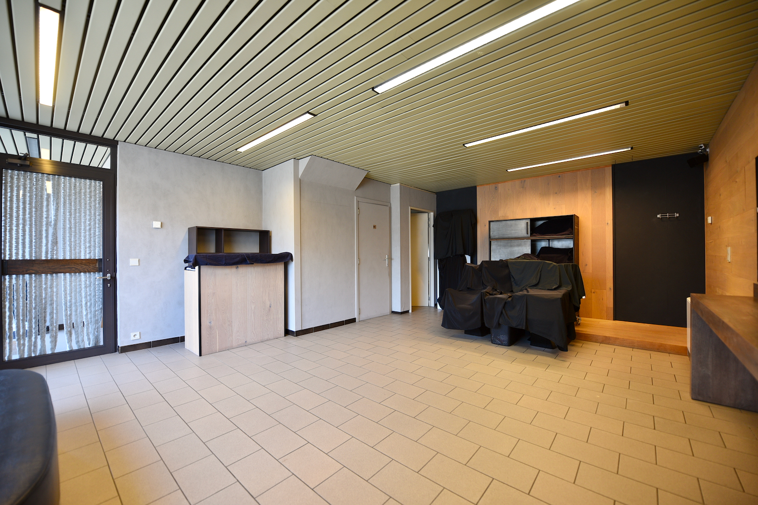 Mooi handelspand met een grote vitrine voor 595 EUR/maand - foto 2