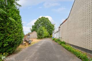 Op een uitstekende locatie aan de rand van Sint-Niklaas vinden we deze te renoveren vrijstaande woning op een ruim perceel van maar liefst 1.517 m2. Dankzij de ligging geniet u van een vlotte verbinding naar de E17 en de N70, terwijl winkels en dagelijkse voorzieningen, waaronder de Colruyt, op wandelafstand bereikbaar zijn. De woning biedt heel wat mogelijkheden en is als volgt ingedeeld: op het gelijkvloers bevindt zich een inkomhal, een gezellige living, een keuken, een badkamer, twee slaapkamers en een ruime bijkeuken/wasplaats. Daarnaast beschikt de woning over een garage met automatische sectionaalpoort. Op de eerste verdieping bevinden zich nog twee slaapkamers en een bergzolder. De woning is uitgerust met centrale verwarming op aardgas en de ramen zijn voorzien van dubbele beglazing. Verder beschikt de woning nog over een ruime tuin met bijgebouw. Mits de nodige renovatiewerken kan hier een ruime en comfortabele gezinswoning worden gerealiseerd, op een gunstige locatie nabij Sint-Niklaas en belangrijke verbindingswegen.