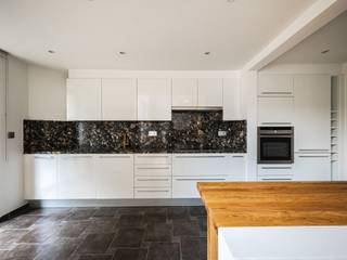 Ideaal gelegen in de Kasteleinswijk, vlak bij de Louizalaan, biedt deze volledig gerenoveerde burgerwoning een bruto vloeroppervlakte (EPC) van ± 562 m², vijf slaapkamers en een perfect georiënteerde tuin.<br /><br />De woning komt uit op een hal die toegang geeft tot de leefruimtes van ± 72 m², met plafonds van meer dan 4 meter hoog, sierlijsten en decoratieve schouwen. Deze ruimtes zijn in serie geplaatst en bieden toegang tot het terras en de tuin. Ze worden gecompleteerd door een volledig uitgeruste, halfopen keuken. Op de eerste verdieping bevindt zich de master suite van ± 83 m² met een en-suite dressing, badkamer en kantoor/boudoir. Op de tweede verdieping bevinden zich een slaapkamer met kantoor, badkamer en toegang tot een terras, en een slaapkamer met een eigen badkamer. Op de derde verdieping bevinden zich nog twee slaapkamers, elk met een eigen badkamer. Een aparte wasruimte op de mezzanine, een familiekamer van ± 50 m² op de bovenste verdieping en een personeelsappartement op de onderste verdieping completeren het geheel. Ideaal voor coliving.<br /><br />Andere: Alarminstallatie, garage beschikbaar tegen betaling, zonnepanelen, waterontharder, gemeenschappelijke parkeerkosten € 50. EPC: D<br /><br />De Kastelein is een van de populairste wijken van Elsene, vlakbij het stadscentrum en het Ter Kamerenbos. <br /><br />Voor meer informatie kunt u contact opnemen met Laurence Ballaux op +32 (0)2 640 08 01.