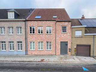 VERZORGD APPARTEMENTSGEBOUW bestaande uit 2 AFGEWERKTE WOONEENHEDEN, elk met EIGEN TERRAS en GARAGE. Deze eigendom combineert een UITSTEKENDE...