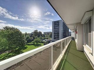 Op zoek naar een huurwoning op Linkeroever? Dit lichtrijke 2-slaapkamerappartement op de August Vermeylenlaan biedt royaal daglicht, een fijn terras en een fantastisch uitzicht. Comfortabel wonen in het groen met Antwerpen vlakbij!<br /><br />Indeling:<br />- inkomhal<br />- lichtrijke leefruimte<br />- keuken<br />- over de volledige breedte een terras<br />- slaapkamer 1<br />- slaapkamer 2<br />- apart toilet<br />- badkamer<br />- kelderberging<br /><br />Extra troeven:<br />- gunstig EPC label B<br />- lichtrijke woning<br />- lift aanwezig<br />- kelderberging<br />- uitstekende mobiscore: 8,9/10<br />- groene ligging<br />- rolluiken<br /><br />De maandelijkse vaste kosten bedragen 140 euro per maand voor de kosten van de gemene delen (incl. water en verwarming).<br /><br />Onmiddellijk beschikbaar.<br /><br />Bent u geïnteresseerd in dit appartement te huur op Linkeroever?<br />Aarzel dan niet om een bezoekaanvraag in te dienen via onze website via de daar voorziene rode balk.<br /><br />Wenst u uw eigendom ook te koop of te huur te stellen? We helpen u graag verder. Steeds tot uw dienst om u verder te helpen met al uw vragen over vastgoed.<br />