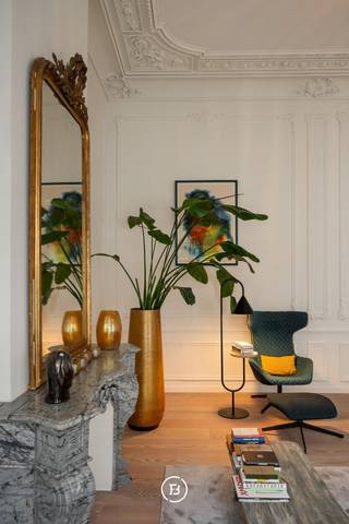 Open bezoekmoment op 10 juli tussen 15u en 17u.<br /><br />Dit exclusieve niewbouwappartement maakt deel uit van Residentie Onderbergen, een kwalitatief woonproject op een gegeerde locatie in het historische centrum van Gent. <br /><br />U woont hier midden in de bruisende stad, op wandelafstand van de Korenlei, gezellige restaurants, boetieks en culturele hotspots — en toch in een rustige, charmante straat.<br /><br />Het appartement beschikt over een royaal woonoppervlak van 119m² met tal van authentieke elementen die harmonieus worden gecombineerd met hedendaagse accenten, wat resulteert in een unieke en verfijnde afwerking.<br /><br />Het appartement verwelkomt u met een stijlvolle inkomhal met gastentoilet.<br />De lichtrijke leefruimte is doordacht ingedeeld en omvat een salon, een gezellig leeshoekje en een bureau. Aansluitend bevindt zich een volledig uitgeruste, moderne keuken met eetplaats en een afzonderlijke berging/wasplaats.<br />De hoge plafonds en diverse raampartijen versterken het gevoel van ruimte en zorgen voor een overvloed aan natuurlijk licht. Bovendien geniet u van een frontaal zicht op Onderbergen.<br />Het appartement beschikt over twee volwaardige slaapkamers, elk voorzien van een eigen ensuite badkamer.<br /><br />Naast de kwalitatieve afwerking is het pand technisch uitgerust met ventilatie.<br />Een ondergrondse staanplaats is beschikbaar aan €60.000 en dient samen aangekocht te worden met het appartement.<br /><br />Dit appartement combineert hedendaags wooncomfort met een uitzonderlijke ligging in één van de meest begeerde buurten van Gent — ideaal voor wie houdt van verfijning, rust en stedelijke elegantie.<br /><br />Verkoop onder registratierechten.