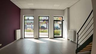 In het hart van Lokeren bevindt zich dit ruime handelspand dat dankzij zijn gunstige ligging en flexibele indeling tal van mogelijkheden biedt...