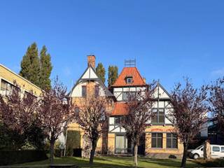 <div>
<div><span>Op de eerste verdieping van dit karaktervolle pand vind je <b>een éénslaapkamerappartement</b> dat authenticiteit en hedendaags comfort combineert.<br /></span></div>
<div>Het historische karakter werd met zorg bewaard tot in de kleinste details, terwijl het wooncomfort volledig aan de eisen van vandaag voldoet. Dankzij het gebruik van moderne warmtepompen geniet je bovendien van een energiezuinige leefomgeving.</div>
<div>Het appartement is bereikbaar via een buitentrap en beschikt over een gemeenschappelijke fietsenberging.</div>
<div>Gelegen in de directe nabijheid van het station,<span> met een bushalte in de straat</span>, met winkels en centrum op wandelafstand, biedt dit appartement. een unieke kans om stijlvol en duurzaam te wonen in hartje Tielt. Er zijn<span> </span><b>geen syndicuskosten</b>.</div>
<div></div>
</div>
<div>Sfeervol en lichtrijk appartement met één slaapkamer aan straatzijde volledig instapklaar en afgewerkt met oog voor detail.</div>
<div><span>INDELING: leefruimte, volledig ingerichte keuken (kasten, spoelbak, vitrokeramische kookplaat, dampkap, koelkast met diepvriesvak, vaatwasser...), gastentoilet, slaapkamer, badkamer met douche, berging</span><span>/</span><span> wasplaats. </span><span>Verlichtingselementen en gordijnen zijn reeds voorzien!</span></div>
<div><br />Het EPC is in opmaak.</div>