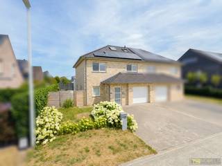 INSTAPKLARE EN ENERGIEZUINIGE GEZINSWONING, gelegen in een RUSTIGE DOODLOPENDE STRAAT op WANDELAFSTAND van alle voorzieningen en het DORPSCENTRUM. Deze eigendom combineert een RUIME BEWOONBARE OPPERVLAKTE van ca. 206m² met een DOORDACHTE INDELING, HEDENDAAGS WOONCOMFORT en een UITSTEKENDE BEREIKBAARHEID. Een ABSOLUTE BLIKVANGER is de INDRUKWEKKENDE LEEFRUIMTE van ca. 80 m², die in 2020 werd gerealiseerd tijdens een GRONDIGE UITBREIDING van de woning. Dankzij de GROTE RAAMPARTIJEN en een STIJLVOLLE LICHTSTRAAT geniet u hier van een UITZONDERLIJKE LICHTINVAL en een aangenaam RUIMTELIJK GEVOEL. Ook op vlak van ENERGIEZUINIGHEID scoort deze woning uitstekend. Dankzij het EPC-label A, 14 ZONNEPANELEN, een NIEUWE CONDENSATIEKETEL (2025) en een REGENWATERPUT van 10.000 liter geniet u van een DUURZAME en TOEKOMSTGERICHTE WOONERVARING.<br />De indeling gaat als volgt: via de inkomhal met vestiaire heeft u toegang tot een gastentoilet en de ruime leefruimte met open keuken. Verder beschikt u op het gelijkvloers over een inpandige garage. Op de 1ste verdieping geeft de nachthal toegang tot 3 volwaardige slaapkamers, waarvan één met inloopdressing, een ingerichte badkamer en een apart toilet. Via een vaste trap bereikt u de zolderverdieping, die eenvoudig kan worden ingericht als 4de slaapkamer, bureau of hobbyruimte.<br />Buitenshuis beschikt deze eigendom over twee terrassen en de aangename tuin, die bovendien beschikt over een praktische zijdoorgang naar de voortuin en de oprit.<br /><br />Adres: Veldleeuwerikhof 14 te Lochristi<br /><br />EPC: 85kWh/m²; G-score en P-score A; Geen renovatieverplichting van toepassing; Bestuursmaatregelen in het maatregelenregister: Neen; Beschikbaar bij akte