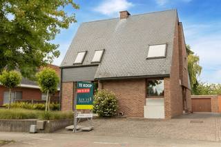 <p><span>Oerdegelijke en zeer goed onderhouden villa in centrum Wijgmaal (Leuven).</span></p><p><span>Ontdek deze mooie woning, gebouwd in 1986, maar op verschillende vlakken zijn tijd ver vooruit. De architecturale elementen die onmiddellijk opvallen zijn de koperen radiatoren, plafondhoge deuren, natuurleien dak, ...</span></p><p><span>De woning is volledig onderkelderd, een erg bruikbare en koele ruimte. Ideaal als wasplaats, wijnkelder, speelruimte, ...</span></p><p><span>Op de gelijkvloerse verdieping komen we binnen via een ruime inkomhal met vestiaire en toilet, alsook toegang tot de bureau. De ruime leefruimte met kachel loopt van voor tot achter en geeft uit in de kwalitatieve veranda. Daarnaast bevindt zich een goed uitgeruste leefkeuken met zicht op de tuin.</span></p><p><span>Op de eerste verdieping zijn er 3 mooie slaapkamers voorzien, alsook een badkamer met ligbad, douche en dubbele wastafel. Op de nachthal is een afzonderlijk toilet.</span></p><p><span>Een ladderluik verschaft toegang tot de zolderverdieping die steeds dienst deed als speel- en knutselruimte.</span></p><p><span>De tuin is mooi en onderhoudsvriendelijk aangelegd en voorzien van groot zonnig terras. Je kan er ook genieten van een vijver, jacuzzi en buitendouche met warm water.</span></p><p><span>De woning beschikt over een ruime oprit en een grote garage waar naast de wagen ook fietsen gestald kunnen worden.</span></p><p><span> </span></p><p><span>Technisch is de woning goed uitgerust met oa een recente condesatieketel, en een attest conform voor elektriciteit.</span></p><p><span> </span></p><p><span>Interesse om deze woning te bezoeken? Contacteer ons via 016 15 31 15 of <span>info@immolivit.be</span></span><span> </span></p>