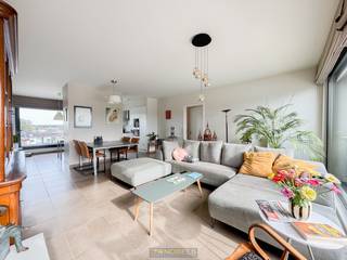 <h3> </h3>
EXCLUSIEF PENTHOUSE gelegen op de VIJFDE VERDIEPING van een RECENTE RESIDENTIE. Het appartement biedt een UNIEK UITZICHT op de SCHELDE en ligt op WANDELAFSTAND van het CENTRUM van Oudenaarde. Dankzij de GROTE RAAMPARTIJEN en TWEE RUIME TERRASSEN geniet u hier van overvloedig NATUURLIJK LICHT en een OPTIMAAL BINNEN-BUITENGEVOEL. De lichtrijke leefruimte met open keuken biedt een sublieme connectie met beide terrassen. Dankzij de KWALITATIEVE AFWERKING en de doordachte indeling is er een UITZONDERLIJK WOONCOMFORT aanwezig. Dit UNIEKE EIGENDOM combineert LUXE, RUIMTE en LOCATIE tot een onweerstaanbaar geheel.<br />Het appartement beschikt over een ruime woonkamer met open keuken, drie slaapkamers, een ingerichte badkamer, een afzonderlijk gastentoilet, een praktische bergruimte, een tweede bergruimte bereikbaar vanaf het terras, een inkomhal en een ruime nachthall. De terrassen bieden zowel rust als privacy, waarbij u kan genieten van zon en uitzicht op elk moment van de dag. In de kelder bevinden zich bovendien een ondergrondse autostaanplaats.<br /><br />Adres: Adriaan Brouwerstraat 13 bus 602, 9700 Oudenaarde<br /><br />EPC: label B, G-score en P-score A, Geen renovatieverplichting van toepassing