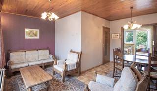 De woning is praktisch ingedeeld en vormt de ideale basis voor wie op zoek is naar een renovatieproject dat volledig naar eigen smaak kan...