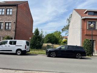 In een recent goedgekeurde verkaveling vindt u dit perceel van 1a 65ca, bestemd voor het oprichten van een eengezinswoning. Lot 1 geniet van een noordwestelijke oriëntatie, wat zorgt voor een aangename lichtinval in de tuin tijdens de namiddag en avond.<br />De maximale bouwdiepte bedraagt 15 meter op het gelijkvloers en 12 meter op de verdieping. Er zijn maximaal drie bouwlagen toegestaan, waarvan hoogstens twee woonlagen.<br />Het verkavelingsplan, de stedenbouwkundige vergunning, inlichtingen en de voorschriften zijn beschikbaar.
