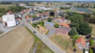 Cette spacieuse maison individuelle, construite en 1972, offre de nombreuses options pour ceux qui recherchent une maison avec beaucoup d'espace, un grand terrain et des options de rangement supplémentaires. La maison a pas moins de 221 m² de surface habitable et est située sur un beau terrain de 4 419 m² à l'aspect rural.<br /><br />En entrant dans la maison, vous vous retrouverez dans le hall d'entrée, qui donne accès aux différents espaces de vie. Au rez-de-chaussée, il y a un espace de vie spacieux et lumineux, adjacent à la cuisine. La maison dispose également d'un espace bureau pratique, d'une salle de bains, de toilettes invités et de deux chambres complètes.<br /><br />Il y a trois chambres supplémentaires au premier étage. De plus, il y a beaucoup d'espace de rangement supplémentaire, idéal pour le stockage ou les loisirs.<br /><br />À côté de la maison, il y a plusieurs entrepôts d'une superficie totale d'environ 500 m². Ces espaces offrent une énorme valeur ajoutée et sont parfaits pour les indépendants, les professions libérales, les amateurs ou ceux qui ont besoin d'un espace de rangement supplémentaire.<br /><br />L'environnement extérieur spacieux procure une sensation de paix et d'intimité et offre de nombreuses opportunités grâce au grand terrain. Avec les travaux de rénovation nécessaires, cette maison peut être transformée en une maison familiale spacieuse offrant une combinaison unique de vie et de travail.<br /><br />Une excellente opportunité pour ceux qui recherchent de l'espace, des opportunités et un emplacement rural à Kortemark.<br /><br />Registre des mesures: non