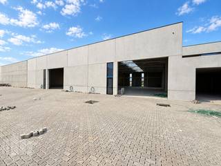 Strategisch gelegen nieuwbouw KMO-unit van 1.193 m² te huur in Deinze. De unit maakt deel uit van het KMO-park '<strong>SCHIPDONK</strong>'. Deze locatie zorgt voor een uitstekende ligging in de industriezone met vlotte bereikbaarheid, op slechts 6 km van de <strong>E17 </strong>richting Gent en Kortrijk.<br /><br />De opslagruimte beschikt over een vrije hoogte van 6 meter en is toegankelijk via<strong> 2 sectionale poorten</strong> met aparte toegangsdeur. Verder is de loods uitgerust met polybetonvloer, lichtstraat met rookluik en LED-verlichting. De unit beschikt over aansluitingen voor elektriciteit, gas, water en internet. Aan de voorgevel zijn <strong>grote raampartijen</strong> voorzien die zorgen voor een overvloed aan natuurlijk licht en bovendien de mogelijkheid bieden om een b2b showroom in te richten.<br /><br />Daarnaast zijn er per unit <strong>privatieve parkeerplaatsen</strong> beschikbaar en is er voldoende manoeuvreerruimte. Tevens heb je de mogelijkheid tot het huren van een kantoor van 200 m². Geschikt voor zowel <strong>opslag als productie</strong>.<br /><br />Contacteer PANORAMA B2B voor bijkomende (technische) inlichtingen, plannen of een vrijblijvend plaatsbezoek <strong>0477 02 09 02</strong>.