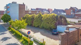 TOPLIGGING<br /><br />Een casco handels- / kantoorgelijkvloers met een netto vloeroppervlakte van 203m².<br /><br />Toegang op heden via zowel de Sint-Rochusstraat als via de Prinses Paolalaan.<br /> <br /> Ruime kelder + fietsenberging aanwezig. <br /><br />Mogelijkheid tot aanschaf ruime inpandige garage van 51m² en buitenparkeerplaatsen.<br /><br />Buitenschrijnwerk aluminium enkel glas - Centrale verwarming op aardgas<br />EPC: label F<br />Kadastraal inkomen: nog te bepalen<br /><br />Stedenbouwkundige inlichtingen aanwezig op kantoor.