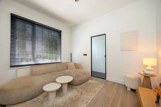 Deze volledig gerenoveerde woning in Hamme combineert hedendaags wooncomfort met een warme, huiselijke sfeer. Dankzij de centrale ligging bevinden winkels, scholen, openbaar vervoer en andere voorzieningen zich op korte afstand. Bovendien zorgen de zonnepanelen, airconditioning en conforme elektrische installatie voor extra wooncomfort<br /><br />Gelijkvloers<br />- Inkomhal met stijlvolle glazen deur naar de leefruimte<br />- Gezellige en moderne woonkamer met warme uitstraling<br />- Open keuken voorzien van alle hedendaags comfort<br />- Aangename eetplaats aansluitend aan de keuken<br />- Praktische berging<br />- Apart gastentoilet<br />- Badkamer uitgerust met lavabo en douche<br /><br />Eerste verdieping<br />- 2 volledig ingerichte slaapkamers<br /><br />Buitenruimte<br />- Gezellig en zonnig terras<br /><br />Extra <br />- Volledig gerenoveerde woning<br />- Airconditioning aanwezig<br />- Zonnepanelen<br />- Conforme elektrische installatie<br />- EPC-label E – renovatieverplichting van toepassing, maar met beperkte ingrepen eenvoudig te verbeteren<br />- Zeer centrale ligging nabij alle voorzieningen<br />- Uitstekende prijs-kwaliteitsverhouding<br /><br />Deze charmante woning is de ideale keuze voor starters, alleenstaanden of investeerders die op zoek zijn naar een instapklaar pand op een toplocatie in Hamme. Een absolute topper binnen zijn prijsklasse die zeker een bezoek waard is! Contacteer ons via waasland@deboerenpartners of bel naar 0377.55.00