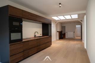 <p>Deze <strong>grondig gerenoveerde woning</strong> is gelegen in de Stasegemsestraat te Kortrijk, <strong>op wandelafstand van het stadscentrum, winkels, scholen en openbaar vervoer</strong>. Bij de renovatie ging bijzondere aandacht naar lichtinval, afwerking en een tijdloze, hedendaagse look. <br />Het resultaat is een energiezuinige, instapklare woning met karakter.</p>
<p>U komt binnen via de inkomhal, met toilet,<strong> wasplaats/berging en toegang tot de droge kelder</strong> — een indeling die meteen voor comfort zorgt. Van hieruit stroomt u door naar de <strong>open leefruimte, met living en aparte eetplaats</strong>. De lichtinval zorgt voor een warme, open sfeer doorheen de woning.</p>
<p>Aansluitend vindt u de<strong> volledig uitgeruste keuken</strong>, mooi geïntegreerd in de leefruimte en ingericht met oog voor kwaliteit en functionaliteit. Vanuit de leefruimte heeft u rechtstreeks toegang tot de <strong>buitenruimte met tuinberging,</strong> een fijne plek om buiten te vertoeven of extra spullen op te bergen.</p>
<p>Een trap brengt u naar de eerste verdieping, waar een ruime slaapkamer is voorzien, samen met een stijlvolle badkamer met dubbel lavabo, toilet en inloopdouche.</p>
<p>Op de tweede verdieping tot slot vindt u nog twee bijkomende slaapkamers, waarvan één met mezzanine.</p>
<p><strong>Troeven op een rij:</strong></p>
<p>✅ Grondig gerenoveerd en instapklaar<br />✅ Open leefruimte met living en eetplaats<br />✅ Uitgeruste keuken<br />✅ Wasplaats/berging en droge kelder<br />✅ 3 slaapkamers, waarvan 1 met mezzanine<br />✅ Stijlvolle badkamer met dubbel lavabo, toilet en inloopdouche<br />✅ Buitenruimte met tuinberging<br />✅ Uitstekende ligging in Kortrijk</p>
<p>Bent u op zoek naar een sfeervolle, gerenoveerde woning met karakter? <br />Neem dan gerust contact op voor meer informatie over de bezoekmogelijkheden.</p>