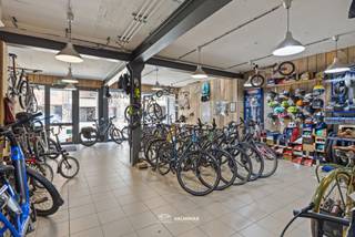 VALIMMAS verkoopt in het centrum van Asse deze zeer commercieel gelegen handelsruimte met groot en instapklaar duplex-appartement. De...