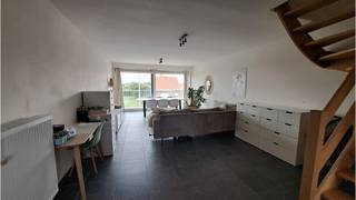 Recent <strong>Duplex-appartement </strong>met <strong>3 slaapkamers</strong>, <strong>TERRAS </strong>en <strong>AUTOSTANDPLAATS </strong>op een zeer interessante ligging vlakbij het centrum van <strong>ZEDELGEM </strong>en op wandelafstand van winkels ( 3 supermarkten ), 2 bankkantoren en enkele horecazaken.<br />Ideaal voor wie op zoek is naar een recente en <strong>energiezuinige woongelegenheid</strong> met <strong>kwalitatieve afwerking </strong>en <strong>hoog comfortniveau!</strong><br />+ Energielabel A! <br />+ Lift aanwezig!<br />+ Goede mobiscore 7,9 op 10!<br /><br />Omvat een inkom; ruime en lichtrijke living met ingerichte open keuken, berging, 3 slaapkamers, badkamer met ligbad en inloopdouche, een afzonderlijk toilet op beide verdiepingen, gemeenschappelijke kelder, gemeenschappelijke fietsenberging en een ondergrondse autostandplaats. <br />Kosten : + 75 euro / maand Voorschot syndic<br />#leukwonen #zedelgem<br /><br />Beschikbaar 1 december 2026