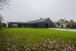 Sur un terrain de 2 104 m², cet immeuble d'affaires entièrement rénové d'environ 460 m² est à vendre dans la zone industrielle de...