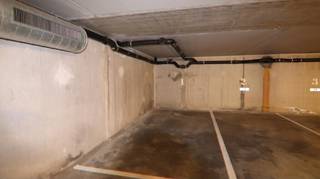 Ondergrondse autostandplaats te koop in Residentie Hof Ter Beke gelegen in Sint-Andries Brugge.Toegang tot de ondergrondse garage via een elektrische...