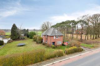 Deze ruime gezinswoning met 3 slaapkamers is uitstekend gelegen op een perceel van maar liefst 20a 81ca aan de Lindelsebaan in ’t Linne. Alles wat je nodig hebt, bevindt zich binnen handbereik: winkels, openbaar vervoer, eetgelegenheden en scholen. Dankzij de nabijgelegen Noord-Zuidverbinding zijn zowel de woning als de omliggende gemeenten zeer vlot bereikbaar.<br /><br />Indeling:<br />We betreden de woning via de ruime inkomhal, die meteen toegang biedt tot de uitgeruste keuken. Daarnaast bevindt zich de ruime, lichtrijke woonkamer met gezellige schouw. Achteraan beschikt de woning over een veranda, berging, technische ruimte, een apart toilet met urinoir en een badkamer met ligbad, dubbele lavabo en douche.<br /><br />Op de eerste verdieping vinden we drie ruime slaapkamers en een badkamer met toilet en wastafel.<br /><br />Buiten kan men volop genieten van het buitenleven. Het perceel heeft een totale oppervlakte van 20a 81ca en is bestemd als woongebied met landelijk karakter, met achteraan ook een gedeelte dat in landschappelijk waardevol agrarisch gebied ligt. Dit zorgt niet alleen voor een natuurlijke en rustige omgeving, maar biedt ook interessante mogelijkheden voor dierenliefhebbers, bijvoorbeeld voor het houden van paarden, of voor iedereen die wil genieten van een groene en vrije buitenruimte. Bovendien biedt het perceel achteraan een prachtig vrij uitzicht over de velden.<br /><br />Extra troeven:<br />- EPC-label C<br />- Ideaal voor dieren- en paardenliefhebbers<br />- Uitstekende bereikbaarheid<br /><br />Voor meer info of een bezoek contacteer ons via info@vastengoed.be of via 014/72 73 74.<br /><br />Wenst u een gratis schatting van uw eigendom? Contacteer ons via 014/72 73 74.