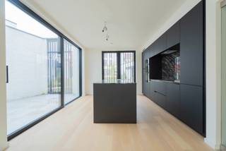 Ontdek deze uitzonderlijke woning aan Gent-Zuid – een zeldzame combinatie van privacy, licht en ruimte op een toplocatie in de stad. Bij...