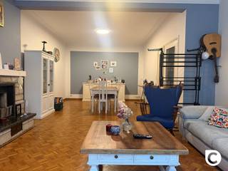 <p><span><span>Spacieux appartement de plain-pied avec trois chambres à Wilrijk. À la limite de Wilrijk, Mortsel et Edegem se trouve ce spacieux appartement de plain-pied comprenant trois chambres et un jardin/cour unique. Situé dans un quartier central, calme et verdoyant, à proximité des axes routiers, des commerces, des écoles et d'une crèche. Le parc Middelheim est accessible à pied. Agencement : Entrée et hall : penderie pour les manteaux et les chaussures. Pièce à vivre : grande pièce avec cuisine ouverte bien équipée (44 m²) et parquet massif d’origine. Espaces de rangement : deux grands et trois petits dans le hall, plus des toilettes séparées. Salle de bains : équipée d’un lavabo, d’une baignoire et d’une douche. Buanderie : pour la machine à laver et le sèche-linge. Chambres : trois chambres (14 m², 14 m², 11 m²) ; la plus petite fait office de dressing. Deux chambres donnent accès à la terrasse orientée sud et à la grande cour/jardin (100 m²) avec coin détente, bac à sable et cuisine extérieure. Équipements supplémentaires : Charges : charges collectives comprenant l'eau et le chauffage. Cave : espace de rangement privé et local à vélos commun. Situation : À proximité d’une école (20 m), de crèches (100 m), d’une pharmacie (75 m), de supermarchés (200 m, 500 m, 700 m), d’hôpitaux et du parc Middelheim. À proximité de l'accès à l'autoroute et de stations de vélos. Particularités : Joliment rénové, conforme aux normes AREI. Grand débarras en sous-sol.</span></span><span> </span></p>