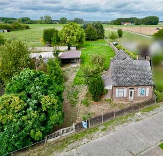 In een rustige straat, in een landelijk gebied, vinden we deze totaal te renoveren, woning op een royaal perceel van 2092 m² ! Mits een grondige renovatie of eventuele sloop kan u deze eigendom omtoveren tot een idyllisch gelegen woonst met veel grond en mooi verzicht ! Breng een bezoek en ervaar voor jezelf de mogelijkheden van deze eigendom. Voor meer inlichtingen of een bezoek contacteer Veronique 0483/676579