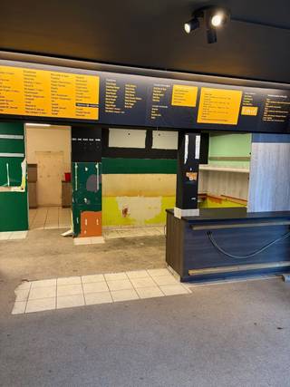 Deze voormalige frituur gelegen in het centrum van Zolder heeft een oppervlakte van ongeveer 60m2 en een kelder van ongeveer 20m2.<br />Er is een kitchenette en een apart toilet achter de winkelruimte.<br />Het pand is onmiddellijk beschikbaar en kan voor verschillende doeleinden gebruikt worden.<br />Interesse? Bel gerust op het nummer 0491 15 30 43 of mail naar hallo@nielsvastgoed.be<br />Ik help je graag verder
