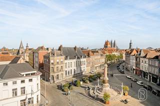 <p>Pal in het centrum van Doornik – Residentie De Lille: een modern kwalitatief nieuwbouwproject met 13 appartementen. <br /><br />Ruim, licht en afgewerkt met duurzame kwaliteitsmaterialen, zuidgerichte terrassen met zicht op de kathedraal. <br />Stijlvolle afwerking en dit op een toplocatie: dé perfecte investering in jouw toekomst.<br /><br />De appartementen zijn voorzien van een moderne look, vloerverwarming, dubbele beglazing en ruime terrassen. Dankzij de centrale ligging vlak bij de markt geniet je van alle voorzieningen binnen handbereik.<br />Mogelijkheid aankopen ondergrondse staanplaatsen en bergingen. <br /><br />Verlaagd btw-tarief van 6% (mits voldoen aan de voorwaarden) mogelijk – een unieke kans om betaalbaar te investeren in kwalitatief wonen!<br /><br />Voor meer informatie en/of bezoekje, contacteer ons op guido@immobeguin.be</p>