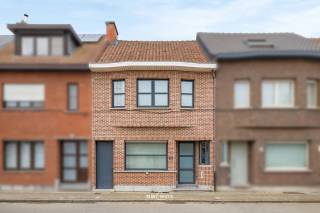 Deze verzorgde woning beschikt over 3 volwaardige slaapkamers en biedt alle comfort voor een gezin of koppel. Dankzij de praktische indeling en de goede staat van onderhoud kan u hier meteen intrekken zonder zorgen.
Daarnaast beschikt de woning over een riante tuin, ideaal om te genieten van rust, ontspanning of gezellige momenten met familie en vrienden.
De ligging is een absolute troef: vlot bereikbaar en dicht bij belangrijke invalswegen zoals de N16 en de A12, waardoor u zich snel kan verplaatsen naar omliggende steden en centra.
Daarnaast geniet de woning van een gunstige EPC-score C, wat zorgt voor een energiezuinig verbruik en lagere kosten.
Ook is er een mogelijkheid om een garage mee aan te kopen (niet verplicht).
Kortom, een ideale combinatie van comfort, ruimte, bereikbaarheid en energiezuinig wonen!
Interesse? Contacteer ons snel voor een bezoek ter plaatse.
