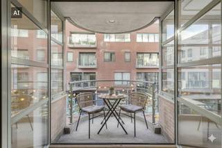 In het hart van Roeselare stellen we u graag dit ruime en energiezuinige appartement voor, gelegen op de tweede verdieping van een verzorgd wooncomplex. Met een bewoonbare oppervlakte van 108 m² en twee volwaardige slaapkamers biedt deze woonst alle ruimte en comfort die u zoekt. Het gunstige EPC-label B staat bovendien garant voor lage energiekosten en een aangenaam wooncomfort.<br /><br />De ligging in de Noordstraat vormt een groot pluspunt: op wandelafstand van de Grote Markt, shoppingcentrum De Munt en het station. Alle voorzieningen zoals winkels, horeca en openbaar vervoer bevinden zich binnen handbereik, waardoor u ten volle kunt genieten van het stadsleven.<br /><br />Daarnaast is er de mogelijkheid om een ondergrondse parkeerplaats aan te kopen, wat een belangrijke troef is op zo'n centrale ligging.<br /><br />Het appartement heeft volgende indeling:<br />- Ruime, lichtrijke leefruimte<br />- Keuken<br />- Berging<br />- 2 slaapkamers<br />- Badkamer<br />- Apart toilet<br />- Terras<br /><br />Extra kenmerken:<br />- Instapklaar en zeer lichtrijk appartement<br />- Parking in het gebouw<br />- Ideaal als investering<br />- Lift aanwezig in het gebouw<br />- Centrale ligging nabij winkels, openbaar vervoer, centrum Roeselare,...<br /><br />Deze AI-visualisaties zijn bedoeld als inspiratie. Er werd geen rekening gehouden met technische specificaties, stedenbouwkundige voorschriften of de concrete mogelijkheden tot realisatie.