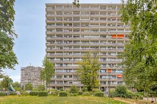 In de gezellige Bosuilwijk, vlakijb het Sint-Fredegandusplein, bevindt zich dit appartement met 1 slaapkamer, terras en parking!<br />Het appartement bevindt zich op een steenworp van winkels, bakkers, beenhouwers, het openbaar vervoor, en voor de liefhebbers natuurlijk het Bosuil stadion. Zowel Wijnegem Shopping Center als centrum Antwerpen zijn met het openbaar vervoer vlot bereikbaar!<br />Het appartement ligt op de gelijkvloerse verdieping en is voorzien van een inkomhal met ruime vestiairekast, living met toegang tot het terras over de volledige breedte, keuken, nachthal met zeer ruime ingemaakte kast, apart toilet, badkamer en 1 grote slaapkamer. <br />Onderaards is er een kelder voorzien en een individuele autostaanplaats is inbegrepen in de prijs!<br />Op wandelafstand is er een leuk speelpleintje voor de allerkleinsten.<br />De gemeenschappelijke kosten bedragen +/- 175€/mnd. : cv, water, onderhoud, blokpolis, syndicus, reservekapitaal, lift, elektriciteit gemene delen, enz...
