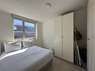Quares - Group TREVI presenteert:<br /><br />Prachtig appartement te huur in Antwerpen, gelegen in een rustige woonwijk en bereikbaar met de lift. Het appartement bevindt zich op de 1e verdieping van een verzorgd gebouw en beschikt over een inkomhal, twee volwaardige slaapkamers, een uitgeruste keuken, een praktische berging en een aangenaam terras met zicht op groen waar u rustig kan genieten van de buitenlucht. De badkamer is uitgerust met een ligbad met douchefunctie. Dankzij de functionele indeling en de comfortabele ruimtes is dit appartement ideaal voor wie op zoek is naar aangenaam wonen op een goede locatie. <br /><br />De maandelijkse huurprijs bedraagt €975 met bijkomende gemeenschappelijke kosten van €90 per maand. <br />Een ondergrondse parkeerplaats kan optioneel worden gehuurd aan €90 per maand extra.<br /><br />Beschikbaar vanaf 01/07/2026