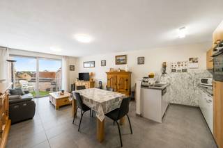 Op zoek naar een verzorgd en instapklaar appartement op een centrale locatie? Dan is dit aangename appartement in het hart van Gistel zeker een bezoek waard.<br /><br />Bij het binnenkomen komt u terecht in de centrale hal, die u verder leidt naar de ruime en lichtrijke leefruimte. Dankzij de grote raampartijen geniet u hier van veel natuurlijk licht en een aangename woonbeleving. De volledig geïnstalleerde keuken sluit mooi aan op de leefruimte en is praktisch ingericht met voldoende werk- en opbergruimte.<br />Het appartement beschikt over twee ruime slaapkamers. Daarnaast is er een badkamer uitgerust met ligbad en dubbele wastafel, evenals een apart gastentoilet.<br />Vanuit de leefruimte bereikt u het gezellige terras, een ideale plek om even te ontspannen en tot rust te komen.<br />Het appartement beschikt over een ruime privatieve garage, die verplicht mee aan te kopen is en een grote meerwaarde vormt in het centrum van Gistel.<br />Dankzij de centrale ligging bevinden winkels, horeca, openbaar vervoer en andere voorzieningen zich op wandelafstand. Hierdoor combineert dit appartement comfortabel wonen met een uitstekende bereikbaarheid.<br /><br />Het appartement is momenteel verhuurd aan betrouwbare huurders, waardoor dit pand ook een bijzonder interessante opportuniteit vormt voor investeerders!<br /><br />Voor meer informatie of een bezoek ter plaatse aarzel niet en bel Ward op het nummer:<br />0470 20 66 88