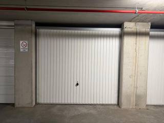 Deze garagebox is te betreden via de Bosstraat. U rijdt via de automatische poort de ondergrondse parking binnen en aan de linkderzijde vindt u...