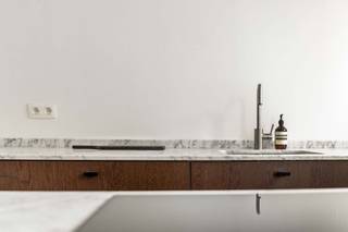 <p><span>Exclusief wonen op de bovenste verdieping: Prachtig gerenoveerd dakappartement met zuidgericht terras</span></p><p><span>Bent u op zoek naar de ultieme combinatie van licht, luxe en een centrale locatie? Dit onlangs totaal gerenoveerde dakappartement (2026) biedt u een unieke woonbeleving op een absolute toplocatie in Wilrijk, nabij de gegeerde Pulhofwijk. Met een royale oppervlakte van ca. 111 m², een hoogwaardige afwerking op parket en een uitstekende Mobiscore van 9/10, geniet u hier van alle comfort van een nieuwbouw in een residentiële omgeving.</span></p><p><span> </span></p><p><span>Stijlvolle inkom & praktische berging</span></p><p><span>U komt het appartement binnen via een verzorgde inkomhal met een apart gastentoilet. Direct aansluitend vindt u een uiterst praktische berging, voorzien van een ruime ingemaakte kast en de nodige aansluitingen voor uw wasmachine en droogkast. Zo blijft uw woonruimte altijd strak en opgeruimd.</span></p><p><span> </span></p><p><span>Lichtrijke leefruimte & designkeuken</span></p><p><span>Het hart van dit dakappartement is zonder twijfel de riante leefruimte met open keuken van ca. 40m². De prachtige parketvloer en de grote raampartijen zorgen voor een warme, uitnodigende sfeer met een overvloed aan natuurlijk licht. De open keuken is een droom voor elke kookliefhebber: voorzien van een stijlvol kookeiland met ontbijthoek en uitgerust met kwalitatieve toestellen, waaronder een inductiekookplaat met ingebouwde afzuiging en een ruime oven. Een perfecte plek om gasten te ontvangen of in alle rust te genieten.</span></p><p><span> </span></p><p><span>Slaapkamers, bureel & badkamer</span></p><p><span>De nachthal, eveneens voorzien van een handige ingemaakte kast, leidt naar de verschillende kamers. De masterbedroom van ca. 18 m² en de tweede slaapkamer van ca. 10 m² zijn beide smaakvol afgewerkt op parket en bieden direct toegang tot het zonnige terras. Een bijzondere troef is de derde polyvalente ruimte van ca. 12 m². Dankzij de natuurlijke lichtinval via de lichtkoepel is dit de ideale plek voor een riante dressing of een rustig thuiskantoor. De moderne badkamer sluit hier naadloos op aan met een ruime inloop-regendouche en een elegant wastafelmeubel.</span></p><p><span> </span></p><p><span>Zonnig terras & parkeren</span></p><p><span>Heerlijk ontspannen kan op het zuidgerichte terras, waar u de hele dag van de zon geniet. Het terras beschikt bovendien over een handige extra opbergkast. Bij het appartement is een private kelderberging inbegrepen. Voor optimaal comfort heeft u bovendien de mogelijkheid om een ondergrondse autostaanplaats aan te kopen voor 23.000 euro, waardoor parkeerstress definitief tot het verleden behoort.</span></p><p><span> </span></p><p><span>Troeven:</span></p><p><span>- Totaalrenovatie (2026): Kwalitatieve afwerking en modern comfort.</span></p><p><span>- Toplocatie: Gelegen nabij de Pulhofwijk met een Mobiscore van 9,0.</span></p><p><span>- Licht & Ruimte: Royale kamers en een prachtige lichtinval doorheen het hele pand.</span></p><p><span>- Extra troef: Polyvalente derde kamer (dressing of bureel) met lichtkoepel.</span></p><p><span>- Zuidgericht terras: Optimaal genieten van de zon aan de rustige achterzijde.</span></p><p><span> </span></p><p><span>Kortom: een instapklaar en luxueus dakappartement dat ruimte en rust combineert met een centrale ligging. Maak vandaag nog een afspraak voor een bezoek en laat u verrassen!</span></p>