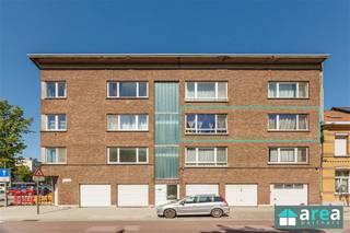 <p><span>Bent u op zoek naar een instapklaar en centraal gelegen appartement? Dan is dit gerenoveerde appartement aan de Walstraat te Hoboken zeker een bezoek waard! Het appartement beschikt over een bewoonbare oppervlakte van 77 m² en combineert comfort, praktische indeling en een uitstekende ligging. Dankzij de centrale locatie bevinden winkels, scholen, openbaar vervoer en belangrijke invalswegen zich op korte afstand.</span></p><p><span>Grootste troeven:</span></p><ul><li><span>Volledig gerenoveerd appartement</span></li><li><span>EPC B</span></li><li><span>Conforme elektriciteit</span></li><li><span>2 volwaardige slaapkamers</span></li><li><span>Ruime leefruimte met veel lichtinval</span></li><li><span>Centrale ligging nabij winkels en openbaar vervoer</span></li></ul><p><span>Indeling:</span></p><p><span>Via de inkomhal heeft u rechtdoor toegang tot de moderne badkamer. Aan de rechterzijde betreden we de ruime en lichtrijke leefruimte. Vanuit de living komen we terecht in de volledig geïnstalleerde keuken. Achteraan het appartement bevinden zich de twee slaapkamers alsook een praktische berging.</span></p><p><span>Dit appartement is ideaal voor starters, koppels of als investering dankzij de gunstige EPC-score, conforme elektriciteit en centrale ligging.</span></p><p><span>Voor meer informatie kan u terecht bij Area Partners: <span>Info@area.be</span></span><span> of 03/284.60.60</span></p>