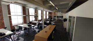 Vlakbij de Leieboorden vinden we deze top-afgewerkte kantoorruimte terug met een oppervlakte van 750m².<br /><br />Kantoorruimte / multifunctionele ruimte gelegen op de eerste verdieping in de klassevolle residentie De Kien bestaande uit: ontvangst, open landscapeburelen, aparte burelen /meetingboxen + 2 grote vergaderruimtes, sanitaire voorzieningen met douche, refter, berging, computervloer &amp; mooie vrije hoogte. Kortom een kantoor met karakter &amp; de nodige uitstraling. <br /><br />Te huur wegens interne verhuis. Ruime parking beschikbaar. <br /><br />(ref. De Kien: Agilitas / HLB / Chronos / KVK / Get Driven/ Korfina...)<br /><br />Interesse? Bel of mail Jasper 0479/27 71 92 - jasper@immopottelberg.be