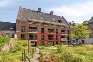 Ontdek dit instapklaar appartement op de eerste verdieping met een toffe indeling. Je geniet hier van een gezellige leefruimte met open keuken, één slaapkamer en een zonnig, deels overdekt terras aan de achterzijde.<br />Extra troeven zijn de private kelderberging en de ondergrondse autostaanplaats.<br />Het appartement ligt in de rustige en mooi gelegen residentie 'De Groene Wal' in Maaseik. Je woont hier centraal in de binnenstad op wandelafstand van de markt en winkels. Een bijkomend pluspunt is de gemeenschappelijke binnentuin, waar je in alle rust kan vertoeven. <br /><br />=> Eerste verdieping<br />- Ruime inkomhal met gastentoilet met fonteintje<br />- Lichtrijke leefruimte met gezellige zithoek en open keuken<br />- De leefruimte is voorzien van tegelvloer vloerverwarming<br />- De keuken is praktisch ingedeeld <br />- Groot schuifraam met toegang tot het overdekt terras<br />- Ruime slaapkamer met aansluitend de badkamer<br />- Badkamer met betegelde inloopdouche en dubbele lavabo in badkamermeubel<br />- Praktische berging met aansluiting voor wasmachine<br />- Gezellig overdekt terras aan de achterzijde met zicht op de binnentuin<br /><br />=> Kelder<br />- Afgesloten private kelderberging (nr. 1.08)<br />- Open autostandplaats (nr.12)<br />- Bijkomend kan een extra autostandplaats (nr. 19) aangekocht worden voor € 27.500, exclusief kosten<br /><br />=> Indeling<br />- Eerste verdieping: inkomhal, gastentoilet, woonkamer met open keuken, praktische berging/wasplaats, slaapkamer, badkamer, overdekt terras <br />- Kelder: autostaanplaats nr. 12, kelderberging nr. 1.08