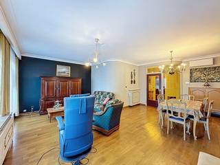 Zoekt u een rustige en goed gelegen thuisbasis in Wilrijk? Dit charmante appartement aan het Karel Mestdaghplein biedt u de ideale combinatie!Indeling:- ruime woonkamer- inkomhal- apart toilet- keuken met balkon- badkamer- nachthal- dressing/bureau- slaapkamerExtra troeven:- lift- overal rolluiken aanwezig- ingebouwde kasten in bureau- uitstekende mobiscore: 9,0/10- zeer goed EPC label ADe maandelijkse kosten bedragen 100 euro per maand voor privatief water en kosten gemene delen.Bent u geïnteresseerd in dit appartement te huur in Antwerpen? Aarzel dan niet om een bezoekaanvraag in te dienen op onze website, dit kan via de daar voorziene rode balk. Wenst u uw eigendom ook te huur of te koop te stellen? We helpen u graag verder. Steeds tot uw dienst om u verder te helpen met al uw vragen over vastgoed!