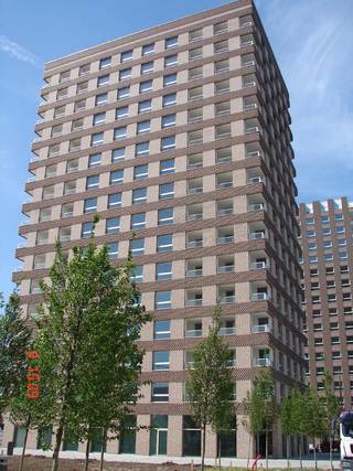 gelegen in de 5 de toren van de westkaai (eilandje) op de 10 de verdieping  prachtig 2 slaapkamer appartement west  gelegen met zicht op de  haven en bocht van De Schelde   indeling : 
inkomhal met veiligheidsdeur  apart toilet , living met parketvloer  , geinstalleerde Bullthaup keuken , aparte berging , 2 slaapkamers en badkamer met lavabo met meubel  en ligbad ondergronds is er nog een berging prijs appartement  iincl  1 parking  469.000 €  !!!! tweede parking apart te koop aan 35.000 € 
Beoordeling : zeer mooi en licht appartement met prachtig zicht  voorzien van dubbel glas ,cv , overal parketvloeren en prachtig terras, kelderberging  2 parkings  
momenteel verhuurd 
 