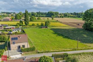Inkomhal, ruime living in (eiken) parket met open haard, ingerichte luxe-keuken (Frank Tack), bijkeuken/berging, slaapkamer met ensuite douchekamer...