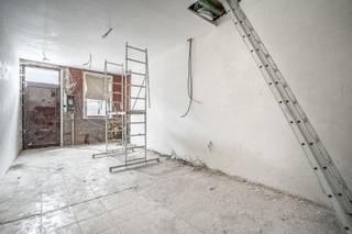 Deze woning is volledig te renoveren en biedt tal van mogelijkheden voor wie op zoek is naar een renovatieproject met veel potentieel.

De woning kan worden ingericht met 3 slaapkamers en een badkamer op de verdieping. Op het gelijkvloers bestaat bovendien de mogelijkheid om een aangename buitenkoer te creëren. Momenteel beschikt de woning nog niet over een buitenruimte.

Dankzij de indelingsmogelijkheden en het renovatiepotentieel is dit pand bijzonder interessant voor investeerders, starters of handige kopers die op zoek zijn naar een woning die volledig naar eigen smaak en wensen kan worden ingericht.

Een mooie opportuniteit voor wie bereid is de handen uit de mouwen te steken en een woning met karakter en potentieel nieuw leven in te blazen.