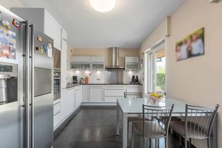 Energiezuinige en instapklare villa op toplocatie<br /><br />Ben je op zoek naar een comfortabele woning waar rust, ruimte en energiezuinig wonen samenkomen? Dan is deze prachtige gezinswoning echt iets voor jou! Gelegen in een doodlopende straat geniet je hier van een rustige en kindvriendelijke omgeving, terwijl alle voorzieningen vlot bereikbaar zijn. Er is een bushalte richting Gent/Lokeren op nog geen 250 meter en de oprit van de R4 ligt op minder dan 3 km. Met een bewoonbare oppervlakte van 150 m2 beschikt deze woning over 3 volwaardige slaapkamers waarvan een met dressing, ideaal voor gezinnen of wie graag extra ruimte heeft voor een bureau of hobbykamer. De inpandige garage biedt niet alleen plaats voor een wagen, maar ook extra opbergruimte. Buiten wacht een mooie, verzorgde tuin waar je in alle privacy kan ontspannen, genieten van zonnige dagen of gezellige momenten met familie en vrienden.<br /><br />Indeling:<br />Vanuit de inkomhal (met toilet en handwasser) bereik je de lichtrijke leefruimte met zicht op de tuin. Achter de leefruimte bevindt zich de geïnstalleerde keuken met Amerikaanse koelkast. Tussen de keuken en de inpandige garage ligt een ruime, handige berging/wasplaats. Op de eerste verdieping zijn 3 slaapkamers, waarvan een met dressing en een tweede met op maat gemaakte kasten. De badkamer is voorzien van een dubbele lavabo, douchecel, bad en toilet. Er is ook nog een zolder met uittrektrap, voor extra bergruimte.<br /><br />Ook op het vlak van comfort en energie scoort deze woning uitstekend. Het schrijnwerk is van PVC, de verwarming is op gas en dankzij de zonnepanelen geniet je van lagere energiekosten, terwijl de airconditioning zorgt voor een aangenaam binnenklimaat tijdens warme zomerdagen. De automatische rolluiken bieden extra comfort, veiligheid en privacy. Dit alles resulteert in een fantastisch EPC-resultaat B!<br /><br />BEZOEKDAGEN op zaterdag 22 en 29 augustus van 10-14 uur. Inschrijven verplicht via sandra@square-egg.be