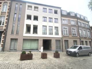 Dit mooie appartement is gelegen op de Grote Markt in Tongeren.  Midden in de stad maar met een autostaanplaats.Alle winkels in de nabijheid.Het...