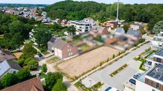 Op een toplocatie in Beerzel (Putte) bevindt zich deze bouwgrond van 917 m², bestemd voor een open bebouwing. De rustige ligging wordt perfect gecombineerd met een vlotte bereikbaarheid en de nabijheid van winkels, scholen en openbaar vervoer.<br /><br />Deze bouwgrond biedt tal van stedenbouwkundige mogelijkheden. De render geeft een indicatieve weergave van een mogelijke woning volgens de geldende bouwvoorschriften conform de verkaveling, er werd recent een stedenbouwkundig attest bekomen.<br /><br />Bouwvoorschriften:<br />- Bouwgrond voor open bebouwing.<br />- Bouwdiepte max. 17m.<br />- Max. kroonlijsthoogte is 6,5m.<br />- Inpandige garage toegelaten.<br />- Bijgebouw is toegelaten.<br /><br />Dit is een uitstekende opportuniteit als u op zoek bent naar een bouwgrond voor een open bebouwing te Beerzel (Putte). Contacteer ons voor meer informatie op 0474 78 07 73 of neem een kijkje op www.boonstravastgoed.be.<br /><br />Bijzonderheden:<br />- Perceel = 917 m²<br />- Open bebouwing <br />- Uitstekende ligging