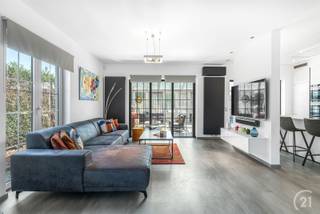 Welkom in deze volledig gerenoveerde villa met zwemvijver gelegen op een royaal perceel van ca. 900 m², in een rustige en groene omgeving...