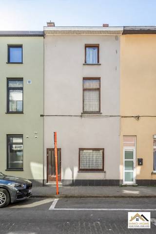 Deze rijwoning is gelegen vlakbij het centrum van Gent met een vlotte bereikbaarheid naar winkels, openbaar vervoer en invalswegen. De woning biedt een solide basis en is ideaal voor wie op zoek is naar een renovatieproject met potentieel. Bij het betreden van de woning komt u in de inkomhal die toegang geeft tot de leefruimte. Deze bestaat uit een voorplaats en een achterliggende zithoek, met aansluitend de keukenruimte. Achteraan bevindt zich een koer die zorgt voor extra lichtinval en buitenruimte. Op het gelijkvloers is eveneens een badkamer met bad, douche en toilet aanwezig. De eerste verdieping beschikt over 2 volwaardige kamers die ingericht kunnen worden als slaapkamers. Op de bovenste verdieping bevinden zich nog bijkomende ruimtes die perfect kunnen dienen als extra slaapkamers, bureau of hobbyruimte. In totaal biedt de woning de mogelijkheid tot het creëren van drie slaapkamers. De woning vraagt een grondige renovatie, maar biedt daardoor de kans om ze volledig naar eigen smaak en hedendaagse normen in te richten. Dankzij de centrale ligging en de aanwezige ruimte is dit een interessante opportuniteit voor zowel eigen bewoning als investering. Inschrijven via mail naar tommy@immo-home.be, geen telefonische inschrijvingen! Volg ons op Fb en Insta. Voor meer info: www.immo-home.be. GRATIS SCHATTING &amp; GRATIS FINANCIEEL ADVIES