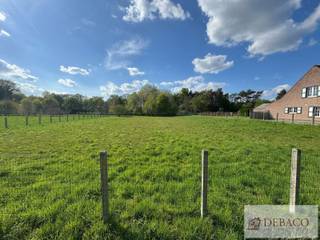 Goed gelegen bouwgrond voor OB<br /><br />Totale oppervlakte 966m².<br /><br />Geen bouwverplichting.<br /><br />Plan en stedenbouwkundige voorschriften te verkrijgen via kantoor.<br /><br />Meer info: www.debaco.be of bel 014/73.77.77