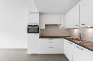 <p>Te koop: stijlvol appartement in het centrum van Nieuwpoort, op wandelafstand van zee en openbaar vervoer.</p>
<p> </p>
<p>Dit recente appartement (bouwjaar 2014) combineert comfort met een uitstekende ligging. Dankzij de centrale locatie geniet u van alle voorzieningen binnen handbereik, terwijl de twee terrassen u extra buitenruimte bieden om te ontspannen. De moderne afwerking en het goed onderhouden interieur maken dit een ideale keuze voor wie zorgeloos wil wonen.</p>
<p> </p>
<p>Belangrijkste ruimtes:<br />• Lichte woonkamer met toegang tot terras<br />• Moderne keuken met praktische indeling<br />• Slaapkamer met directe toegang tot tweede terras<br />• Badkamer met ligbad en wastafel<br />• Apart toilet<br />• Inkomhal<br />• Berging voor extra opslag</p>
<p> </p>
<p>Troeven:<br />• Recente constructie (2014)<br />• Twee terrassen voor optimaal buitenleven<br />• Centraal gelegen in toeristische zone, nabij openbaar vervoer</p>
<p> </p>
<p>Neem vandaag nog contact op met uw ERA-makelaar voor een bezoek.<br />058 222 222 of op gert@eraservimo.be</p>
<p> </p>
<p>JOUW DROOMAPPARTEMENT. ZO GEVONDEN!</p>